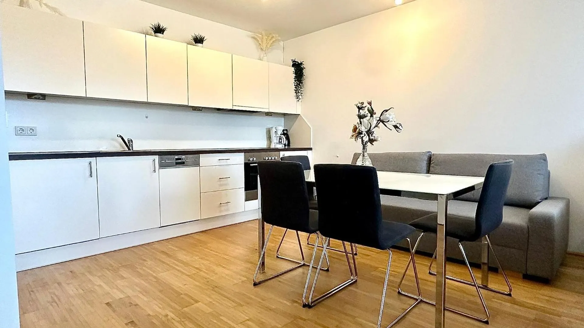 Apartmán High Rise, Netflix, 2 Min To Main Station Vídeň 0*,  Rakousko